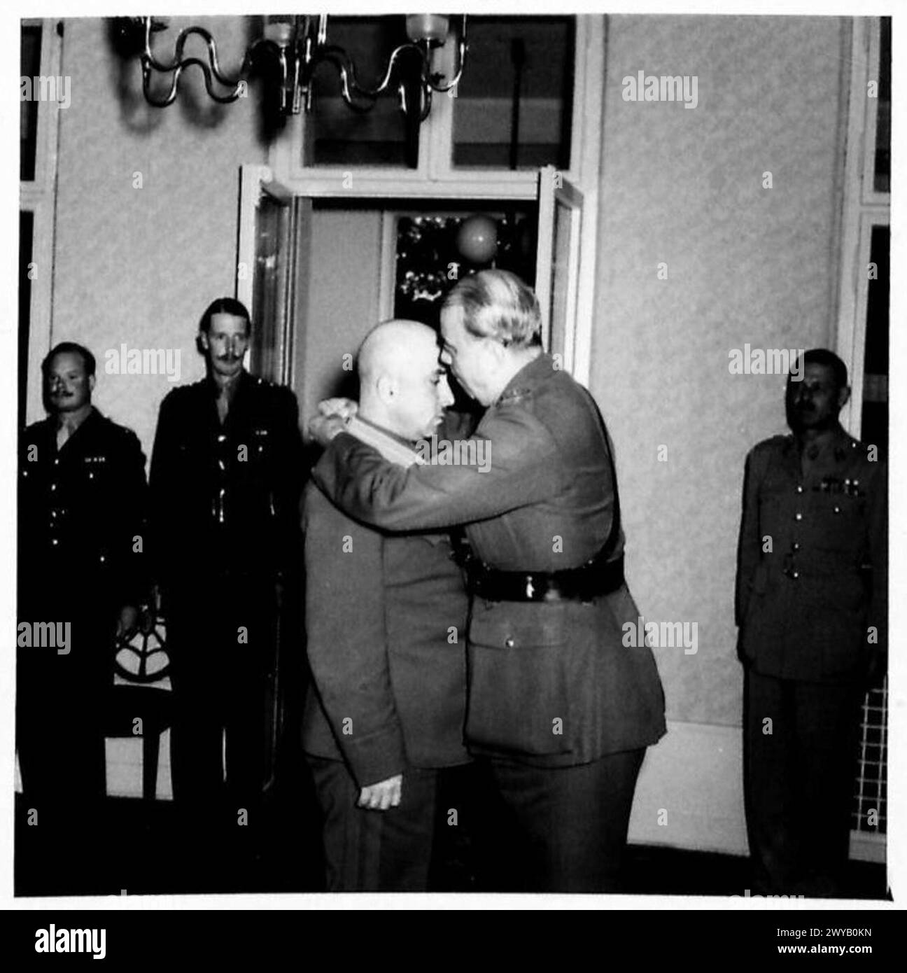 GENERAL ISMAY SCHMÜCKT RUSSISCHE OFFIZIERE IN POTSDAM – General Ismay schmückt sowjetischen Oberst General Karanazde mit der KBE, August 1945. Fotografisches negativ, britische Armee, 21. Armeegruppe Stockfoto