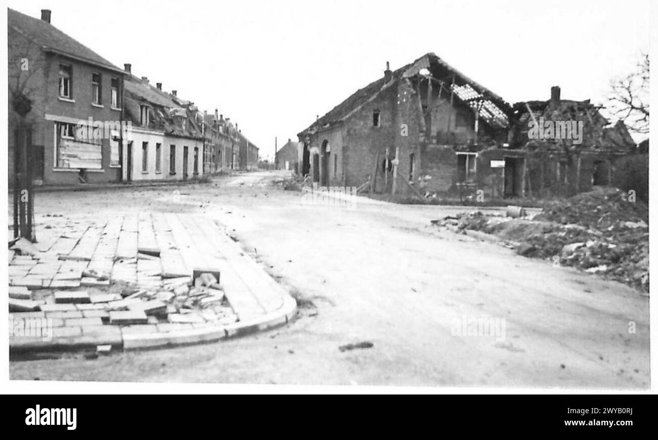 Die Stadt Blerick weist leere Straßen und Häuser auf, die während der Kriegseinsätze durch die britische Armee, 21st Army Group, beschädigt wurden. Stockfoto