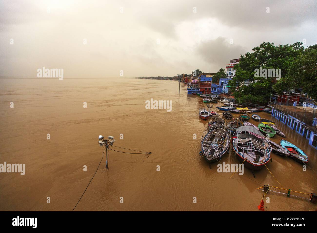 Panoramablick auf den Ganges in Varanasi, Indien während der Monsunsaison. Stockfoto