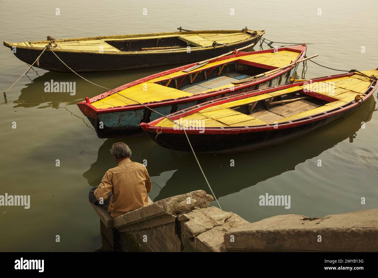 Boote, die im Ganges bei Varanasi, Indien, vertäut sind Stockfoto
