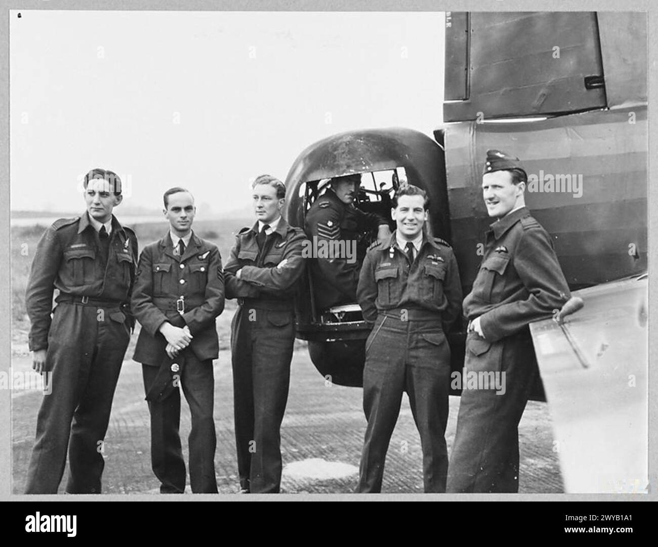 AIR WAR 'VETERANS' - Originaltitel aus Kriegszeiten: Die Mitglieder einer Bomberbesatzung, die alle eine beträchtliche Anzahl von Kämpfen gegen den Feind unternommen haben. Von links nach rechts – Flugoffizier D.W.Griffiths, DFC., aus South Croydon, Surrey, Navigator [früher Bergbau- und Ingenieurzeichner]; Sergeant A. Bennet aus Thornhill, Lees, Dewsbury, Funkbetreiber/Luftwaffenschützer [Angestellter], Flight Leutnant P. Siniddy aus Heolgerrig, Merthyr, Glamorgan, Bombenabwerfer [Angestellter]; Flight Sergeant K.E. Rimington, R.A.F. aus Bridlington, Heckschütze [Motormechaniker]; Geschwaderführer J.S. Belton, D. Stockfoto