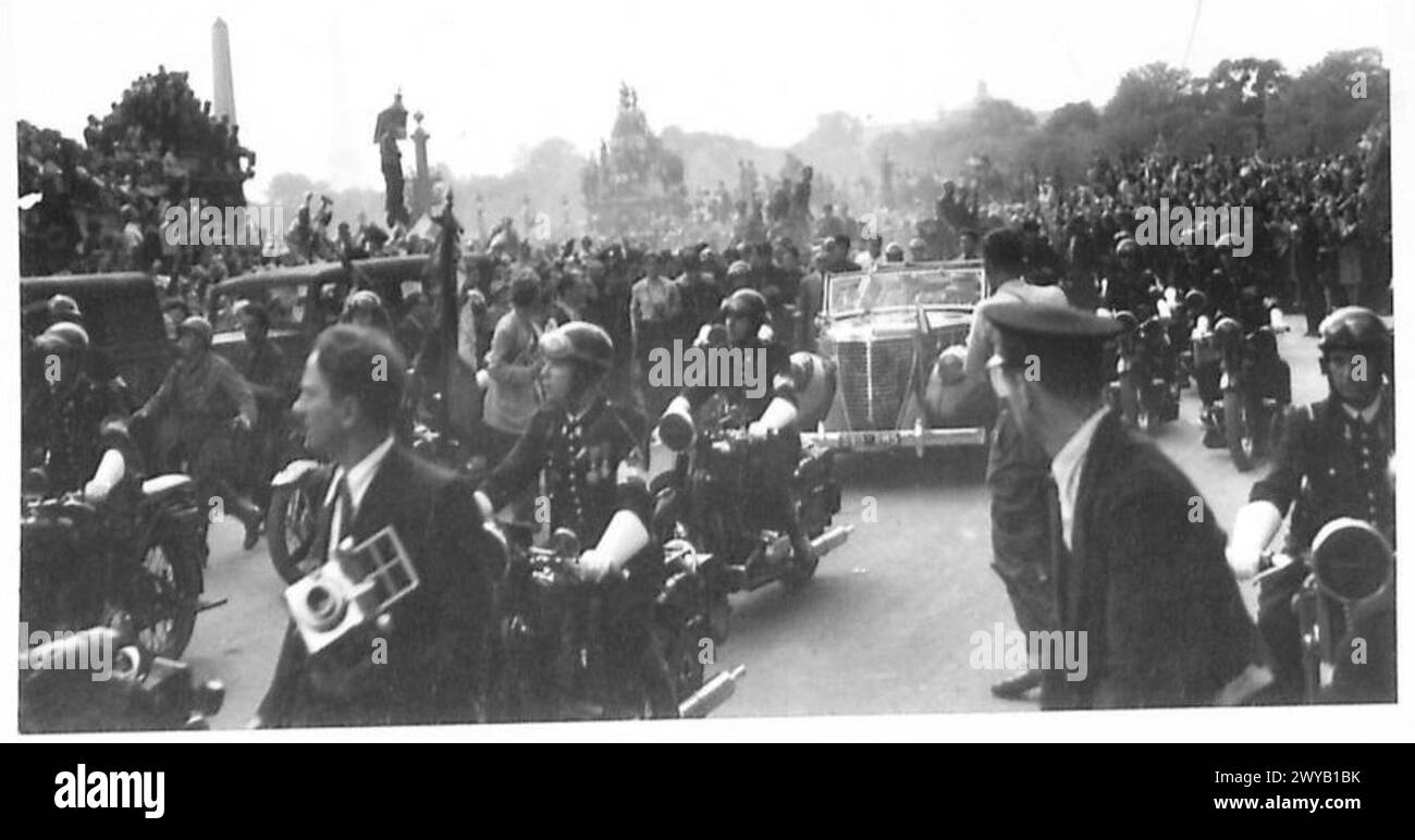 GENERAL DE GAULLE IN PARIS - Originalunterschrift aus der Kriegszeit: Szenen, in denen General de Gaulle die Champs Elysees hinunterging. Dies war ein großartiger Moment für die Pariser, die vor Freude wild wurden. Fotografisches negativ, britische Armee, 21. Armeegruppe Stockfoto