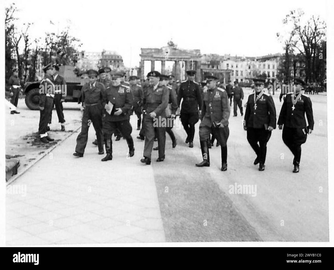 Feldmarschall Montgomery und russische Generäle kommen an der Antrittsbasis für eine Einführungszeremonie an. Das Bild ist ein fotografisches Negativbild der britischen Armee, 21st Army Group. Stockfoto