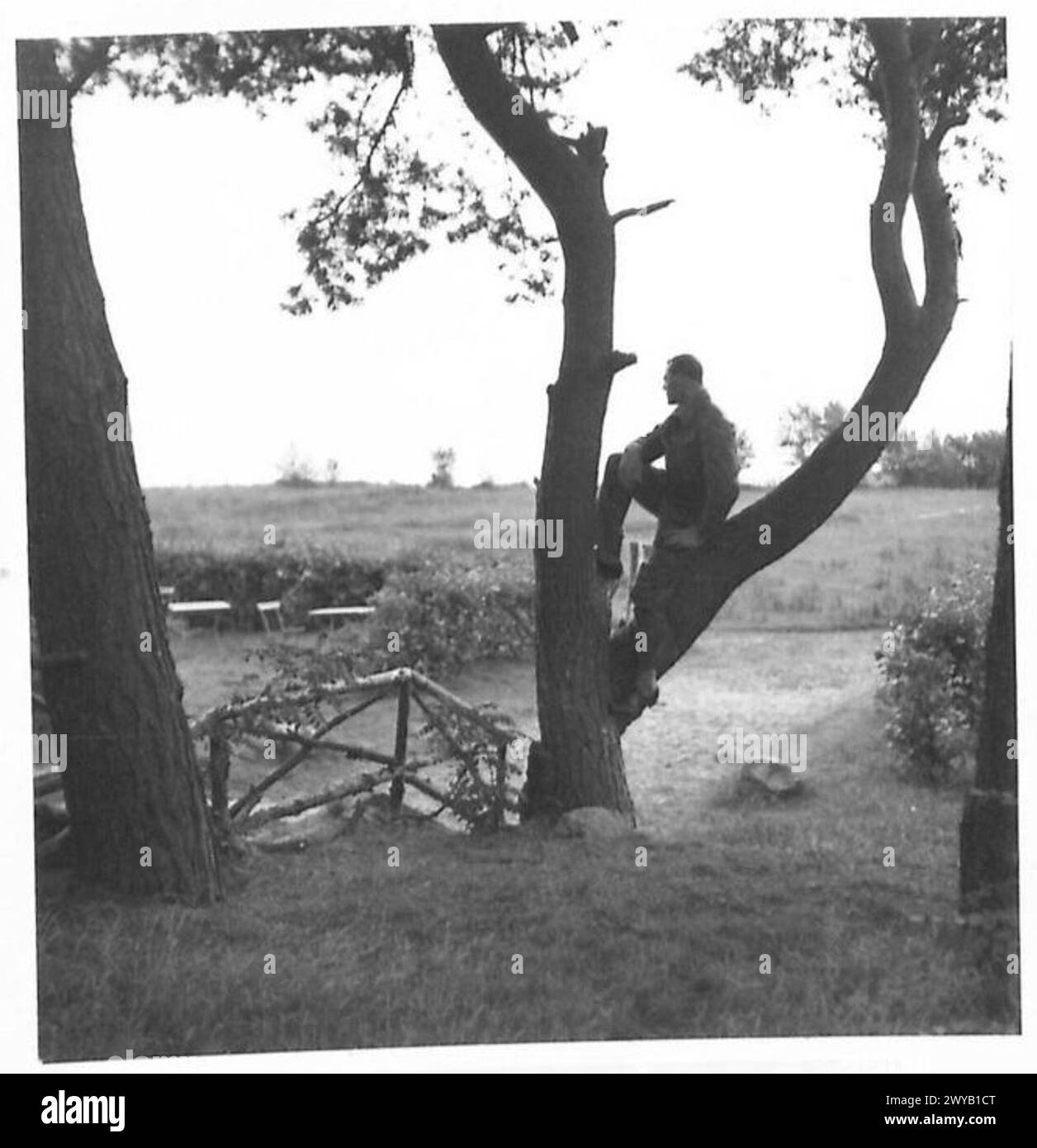 Ein Besucher bewundert die Landschaft im Maryknoll Catholic Retreat Centre in Mardorf, British Army of the Rhine. Stockfoto