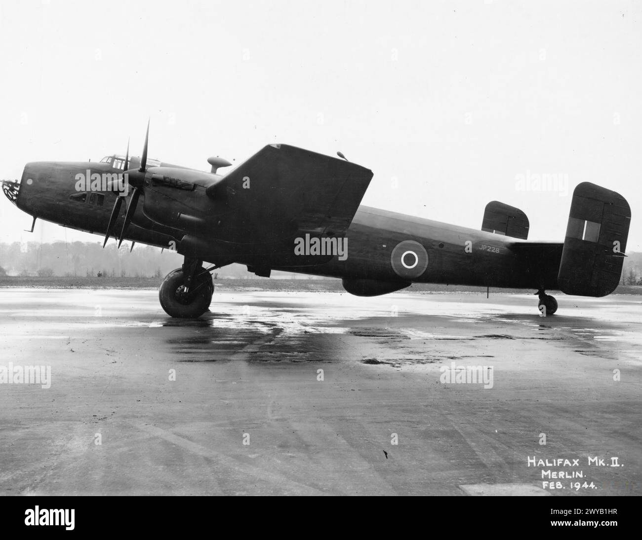 FLUGZEUGE DER ROYAL AIR FORCE 1939-1945: HANDLEY SEITE HP.57 HALIFAX. - Halifax B Mark II Serie 1A, JP228, ausgestattet mit Rolls Royce Merlin 20-Motoren, D-Lamelle und H2S-Radom am Boden in Leavesden, Hertfordshire, nach Fertigstellung durch die London Aircraft Production Group. Dieses Flugzeug diente als „P“ mit der No. 614 Squadron RAF in Italien vom 28. April bis zur Nacht des 21/22. August 1944, als es im Betrieb verloren ging. Royal Air Force, Royal Air Force Regiment, Sqdn, 162 Stockfoto