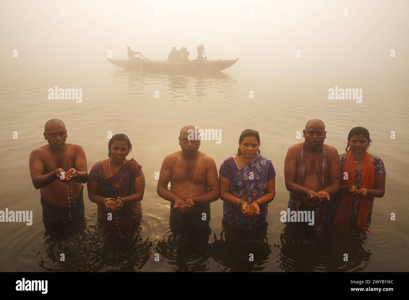 Pilger stehen im Ganges in Varanasi, Indien Stockfoto