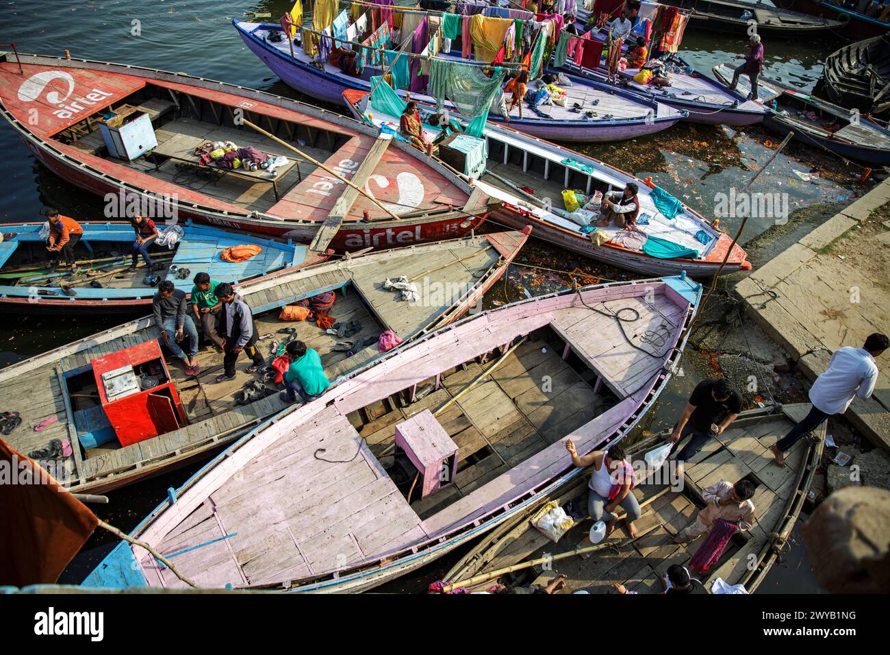 Geparkte Boote auf dem Ganges in Varanasi, Indien. Stockfoto