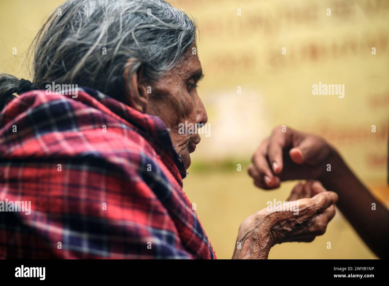 Almosenempfängerin in Varanasi, Indien. Stockfoto