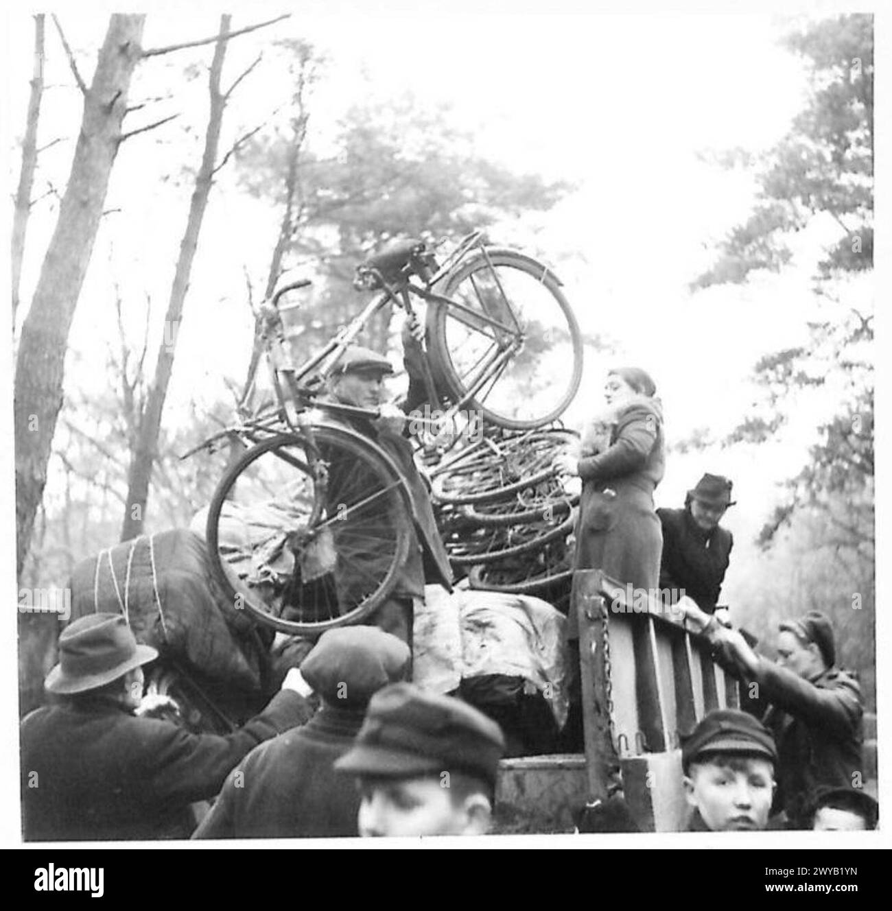 Deutsche Zivilisten, die aus den Frontgebieten kamen, wurden unter britischer Militärregierung registriert und verhört, nachdem sie Gegenstände aus dem Armeetransport entladen hatten. Stockfoto