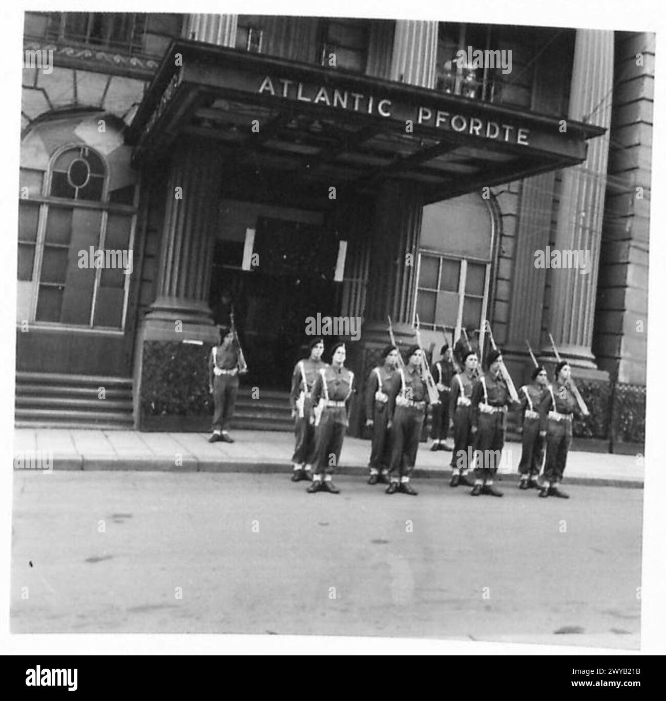 Soldaten der alten Garde stehen auf der Parade, bereit, sich der neuen Garde als Teil des Routineprotokolls zu stellen. Stockfoto