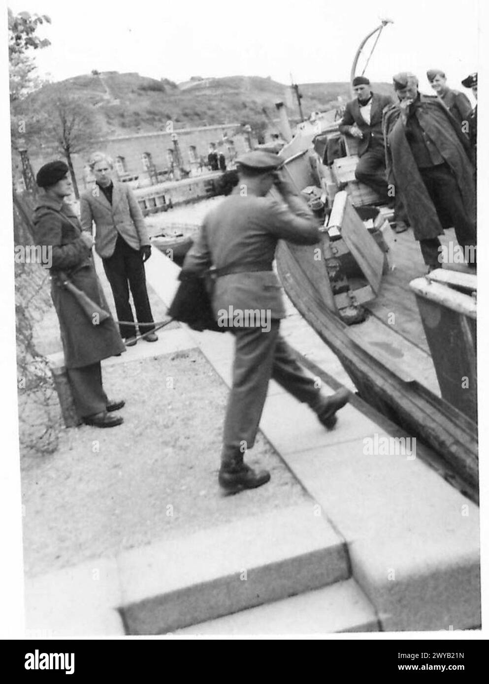 DEUTSCHE ÜBERGEBEN BEFESTIGTE DÄNISCHE INSELN - Originaltitel aus der Kriegszeit: Die Deutschen verlassen Flak Fort, die andere Insel an die Dänen zurückgegeben. Fotografisches negativ, britische Armee, 21. Armeegruppe Stockfoto