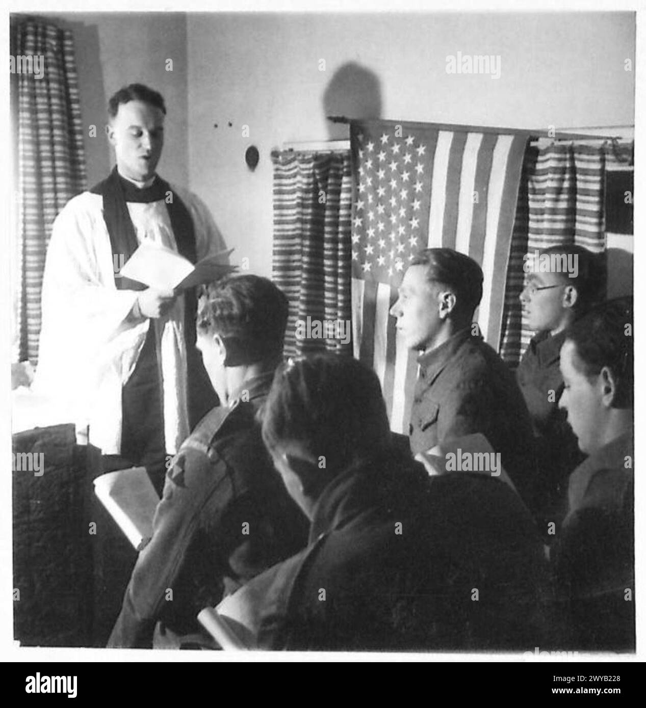 Field Marshal besucht den täglichen Gottesdienst im 3rd Division Club mit Personal der britischen Armee. Stockfoto