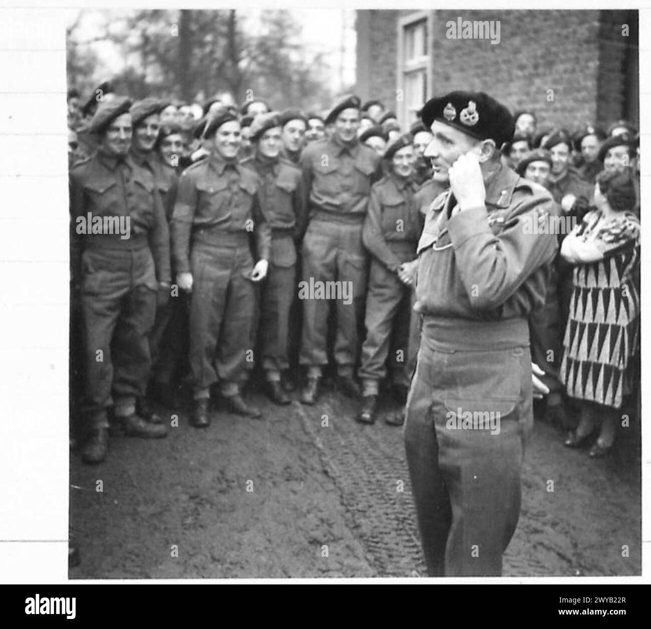 Der Oberbefehlshaber unterhält sich mit Soldaten des 5. Bataillons, Dorset Regiment, in einem Dorf an der deutsch-niederländischen Grenze. Fotografisches negativ, britische Armee, 21. Armeegruppe. Stockfoto
