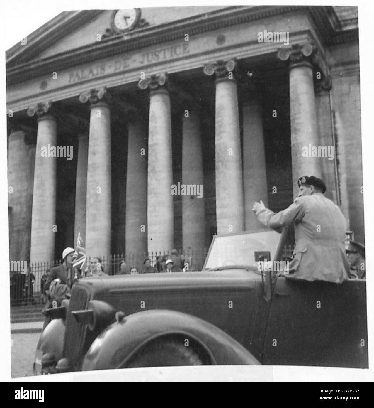 General Montgomery ist in seinem Auto vor dem Justizpalast in Caen während der Kriegsoperationen abgebildet. Fotografisches negativ, britische Armee, 21. Armeegruppe. Stockfoto