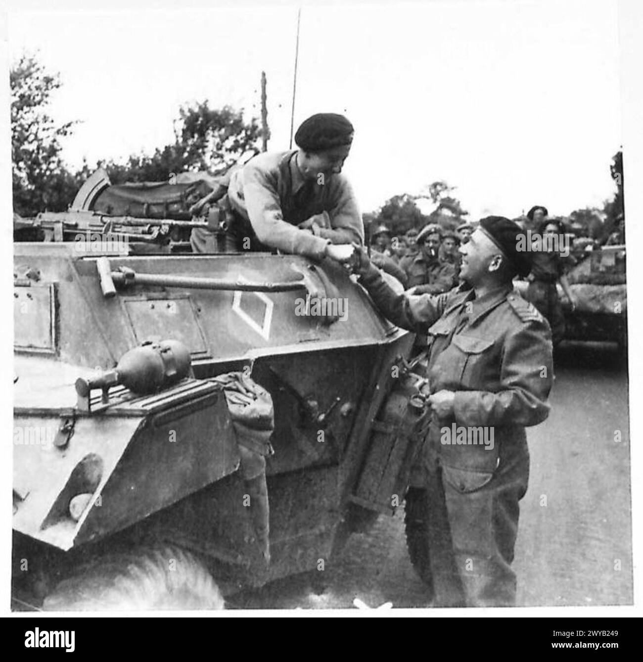 Sgt. Laing von der gepanzerten Film- und Fotoeinheit trifft Lt. Jack Dolgety während des Vormarsches der 11. Gepanzerten Division in Flers. Stockfoto