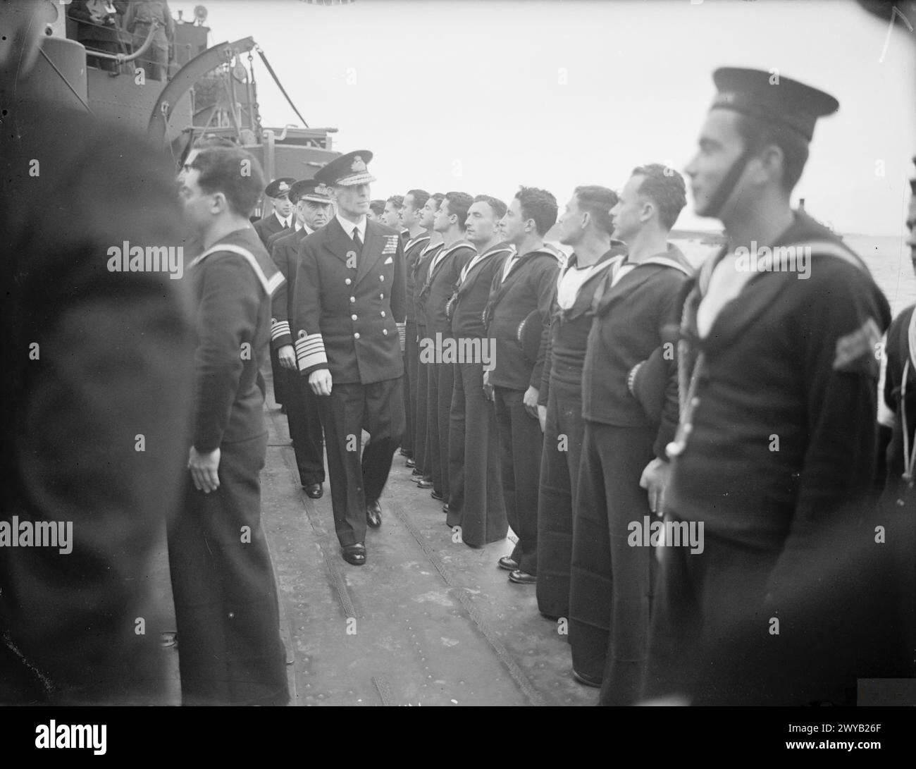 König Georg von den Hellenen inspiziert am 25. August 1942 die Besatzung des griechischen Zerstörers Adrias in britischen Gewässern. Stockfoto König Georg von den Hellenen inspiziert am 25. August 1942 die Besatzung des griechischen Zerstörers Adrias in britischen Gewässern. Stockfoto