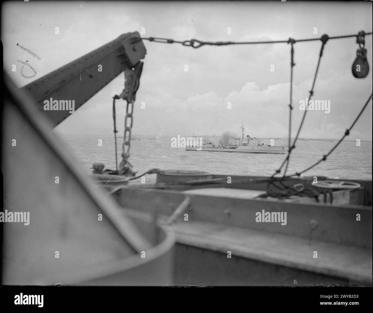 HMS Cottesmore, ein Zerstörer der Jagdklasse, feuerte während der Invasion der Normandie am 6. Juni 1944 im Rahmen der alliierten Operationen in Frankreich auf feindliche Positionen im King Sector of Gold Beach ab. Stockfoto
