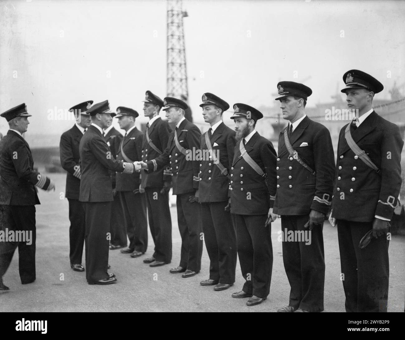 König George VI. Inspiziert Schiffe der Royal Navy am 8. Oktober 1941 in der Schlacht am Atlantik in der Nähe von Gladstone Docks in Liverpool, begleitet von Admiral Sir Percy Noble. Stockfoto