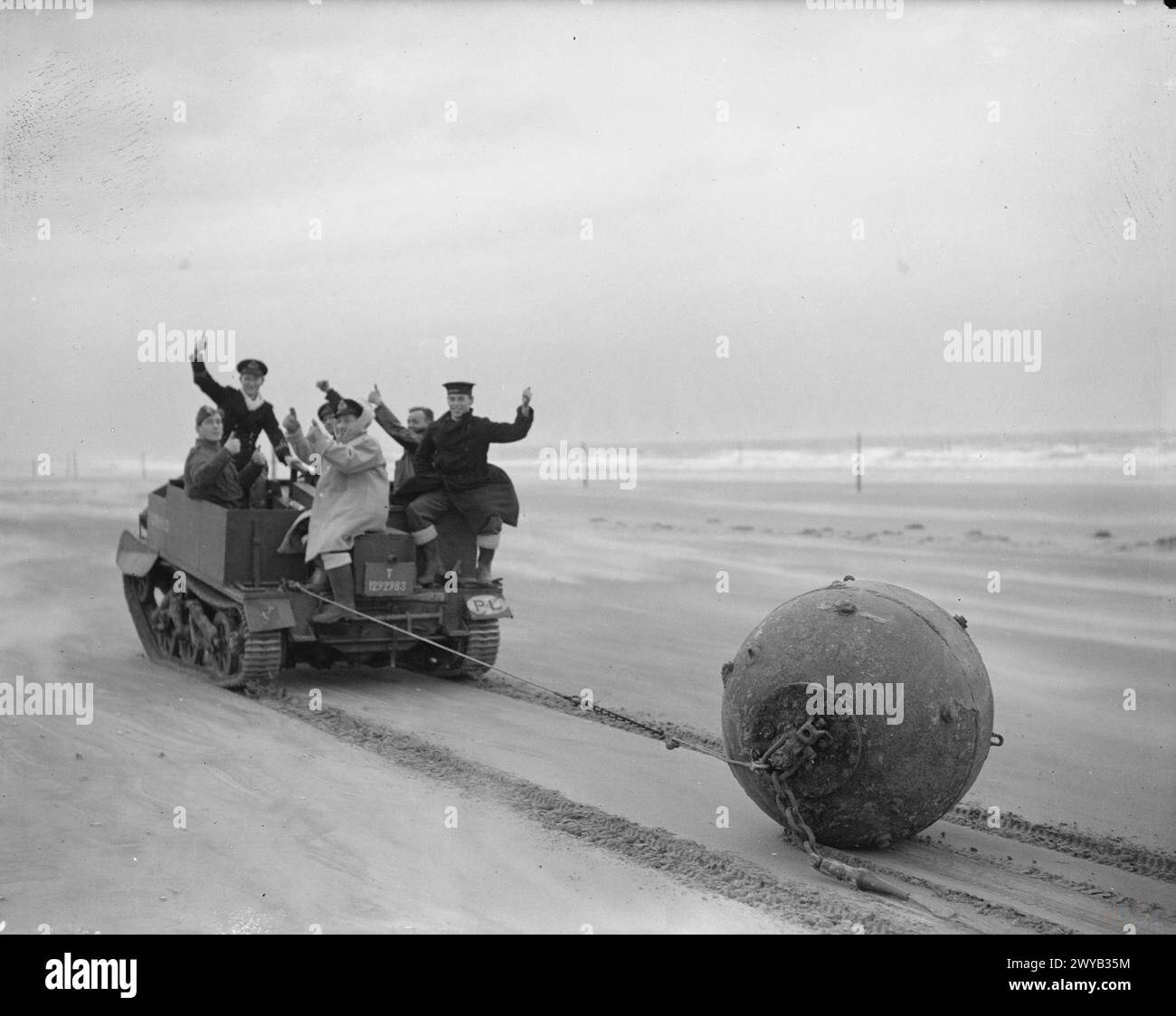 Mitglieder des Mine Recovery and Disposal Squad schleppten am 25. November 1941 in Schottland zwischen 1939 und 1945 eine Marinemine von Tayport Beach mit einem Bren-Waffenträger, der von Truppen des 1. Polnischen Korps betrieben wurde. Stockfoto