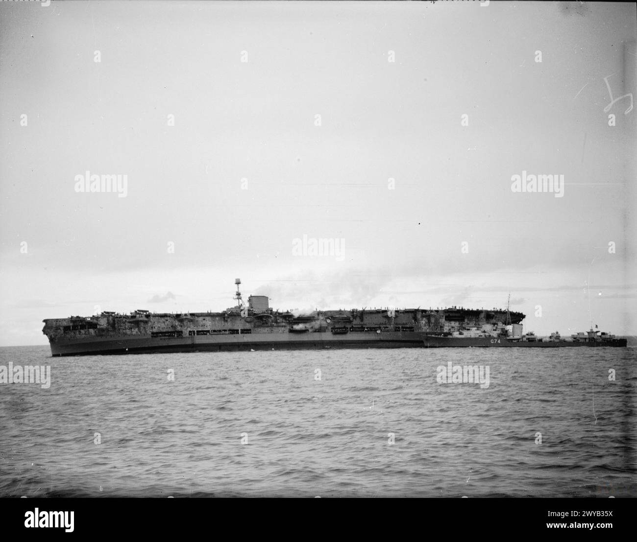 DIE SCHLACHT AM ATLANTIK 1939-1945 - Schifffahrtsverluste: HMS ARK ROYAL sinkt nach Torpedoung von U 81. Die HMS LEGION ist dabei, Überlebende abzuschießen. Die HMS LAFOREY ist dabei, die wenigen verbleibenden Mitarbeiter an Bord mit Wasser und Strom zu versorgen. , Deutsche Marine, U-81, U-Boot, (1941), Royal Navy, HMS Laforey, Destroyer, (1941), Royal Navy, HMS Ark Royal, Flugzeugträger, (1937), Royal Navy, HMS Legion, Zerstörer, (1939) Stockfoto