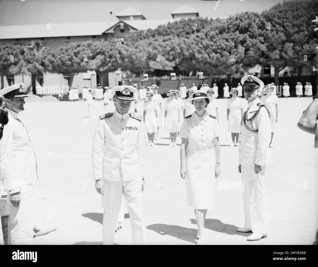 ZWEITER BEFEHLSHABER IM MITTELMEER INSPIZIERT ALEXANDRIA WRNS. 14. MAI 1942, HMS CANOPUS 2, ALEXANDRIA. VIZEADMIRAL SIR HENRY PRIDHAM-WIPELL, KCB, CVO, ZWEITER BEFEHLSHABER DER MITTELMEERFLOTTE WÄHREND SEINER INSPEKTION DER WRNS IN ALEXANDRIA. - Der Admiral nach der Inspektion, bei ihm ist Miss J Frith, Chief Officer, WRNS. , Pridham-Wippel, Henry Daniel, Frith, Jessie, Royal Navy, Women's Royal Naval Service, Royal Navy, HMS Canopus, Landbetrieb, Alexandria, Ägypten Stockfoto