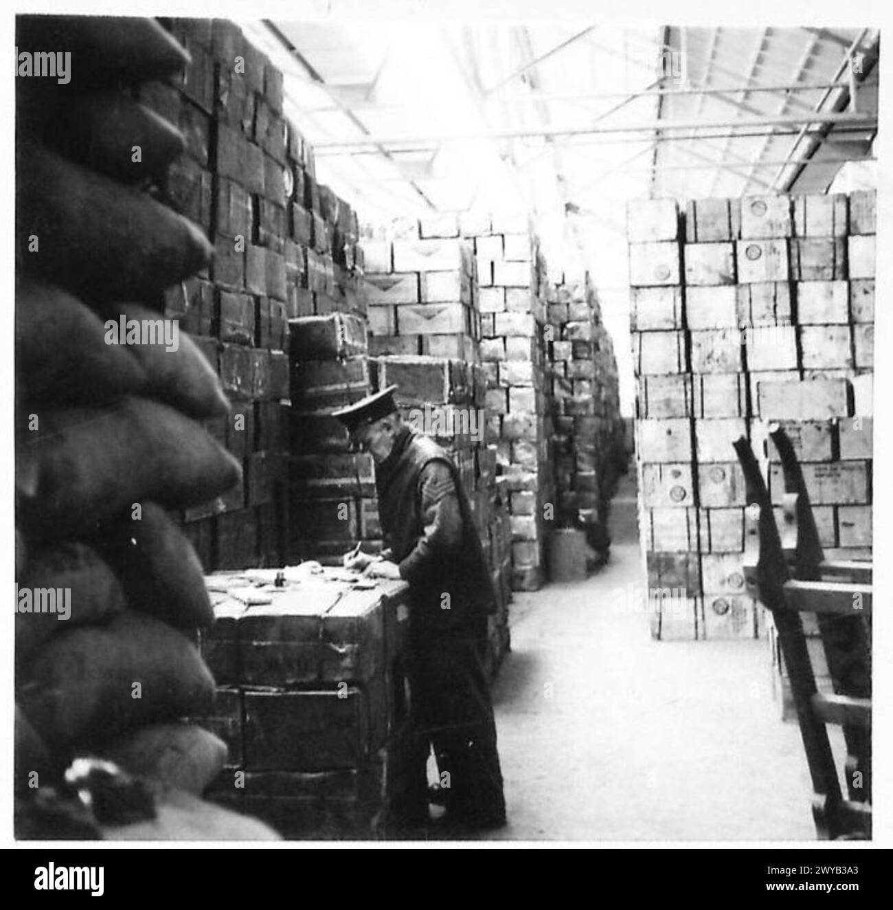 Ein Schuppen im 3. C.A.I.D. zeigt die Läden, die für die befreiten Gebiete Hollands bestückt sind. Stockfoto