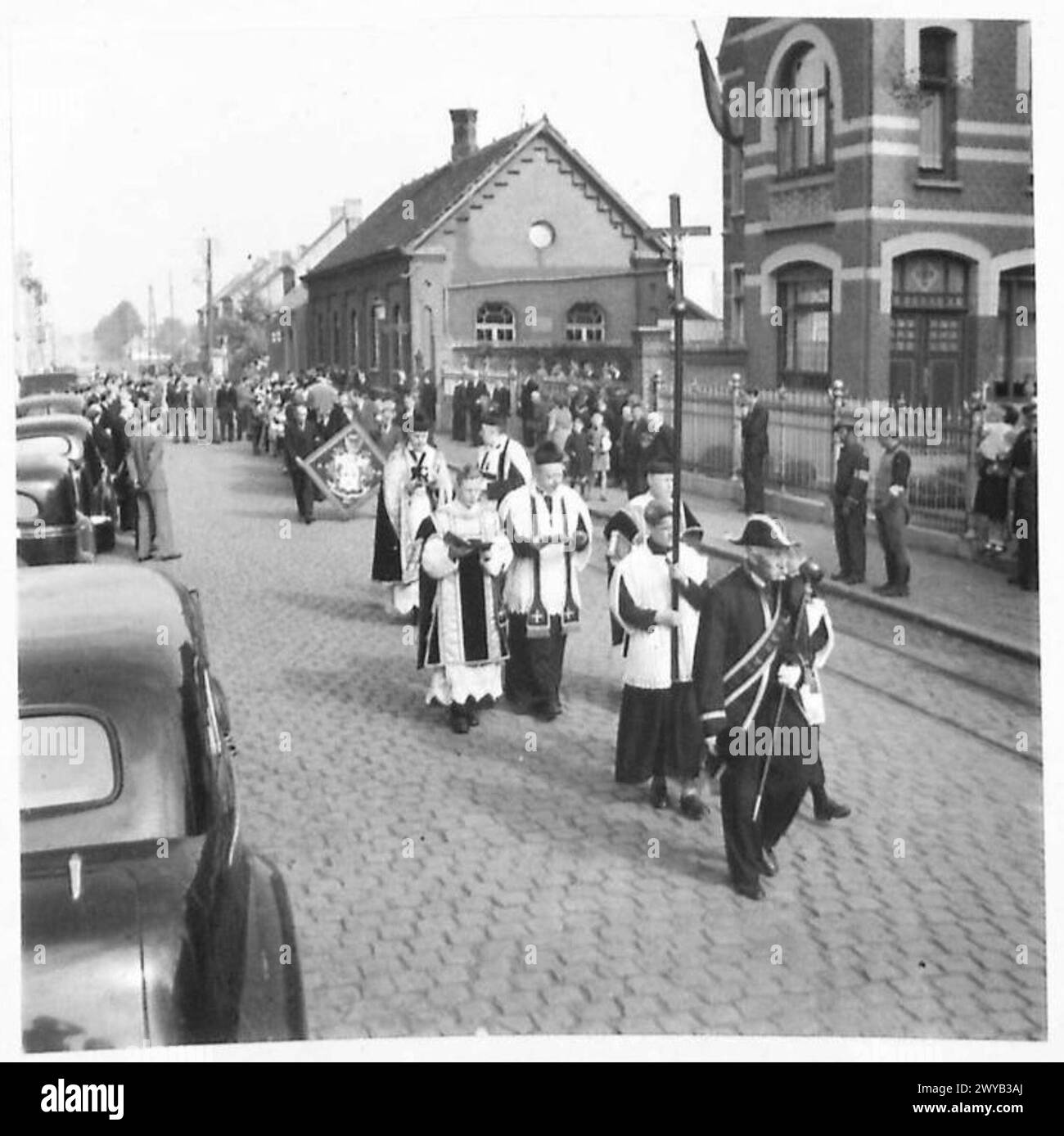 Der Trauerzug des Anführers der belgischen Weißen Brigade durchquert die Stadt mit anwesendem Militär. Stockfoto
