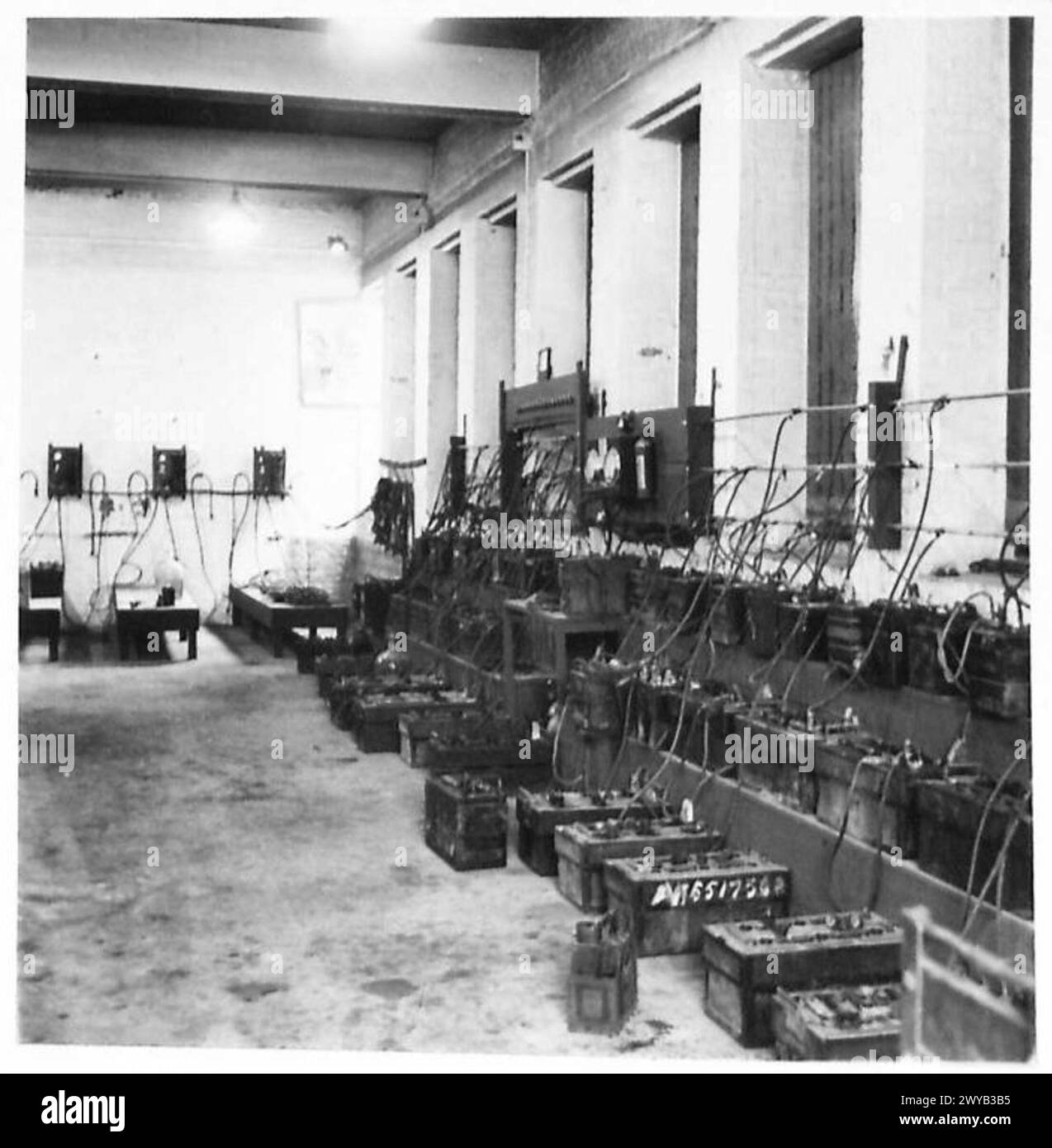 BRITISH AND CANADIAN ADVANCED BASE WORKSHOPS - Original Kriegsunterschrift: Special Installations for Battery Charge Photo negative , British Army, 21st Army Group Stockfoto