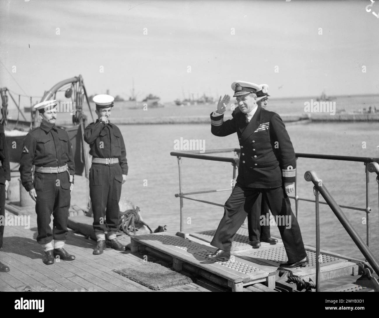 Konteradmiral A Sakellariou, Oberbefehlshaber der Royal Hellenic Navy, ist am 23. Februar 1943 an Bord seines Flaggschiffs, des griechischen Kreuzers HHMS Giorgios Averoff, in Port Said. Stockfoto Konteradmiral A Sakellariou, Oberbefehlshaber der Royal Hellenic Navy, ist am 23. Februar 1943 an Bord seines Flaggschiffs, des griechischen Kreuzers HHMS Giorgios Averoff, in Port Said. Stockfoto