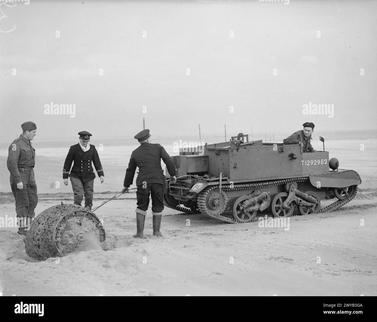 Mitglieder der Mine Recovery and Disposal Squad entfernen am 25. November 1941 eine Marinemine von Tayport Beach mit einem Bren-Waffenträger, der von den Truppen des 1. Polnischen Korps betrieben wird. Stockfoto