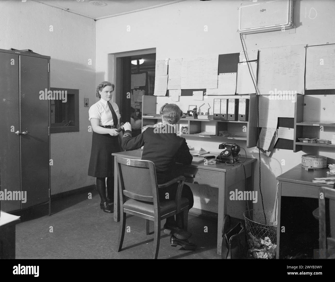 Im Oktober 1942 arbeitete die WRNS 200 in Signal City in Greenock unter der Aufsicht des Signal Commander und verwaltete täglich Hunderte von Marinemeldungen als drahtlose Telefonisten, Verschlüsselungsoffiziere, Teleprint-Betreiber und Dispatch-Fahrer. Fotografisches negativ, Royal Navy, WRNS, Signal City. Stockfoto