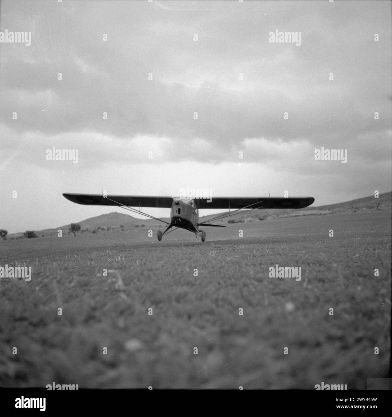 ROYAL AIR FORCE OPERATIONEN IM NAHEN OSTEN UND NORDAFRIKA, 1939-1943. - Eine Taylorcraft Auster Mark III von SHQ Flug, No. 651 (AOP) Geschwader RAF startet von einem Landeplatz in Teboursouk, Tunesien, auf einer Artillerie-Jagd für die 78. Division. , Royal Air Force, Sqdn, 651, Britische Armee, 78. Division Stockfoto