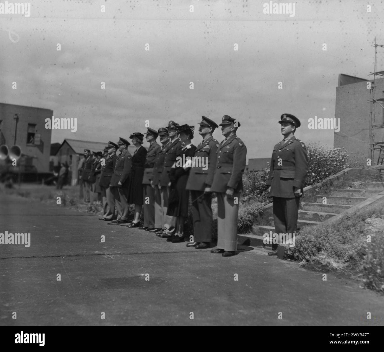 Prinzessin Marina, Duchess of Kent, und andere Würdenträger überprüfen 1943 Soldaten der 4th Fighter Group auf dem Paradegelände in Debden, Essex, als Teil der 8. Luftwaffe der Vereinigten Staaten in Großbritannien. Stockfoto