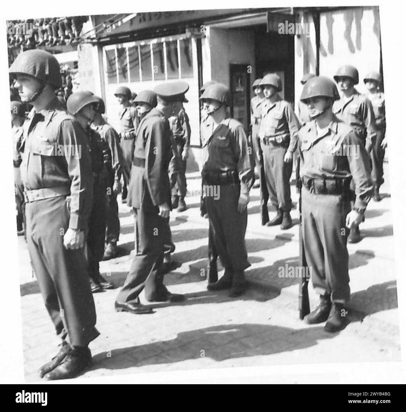 Der General inspiziert die US-amerikanische Ehrengarde während der Siegesparade der 51. Highland Division. Stockfoto