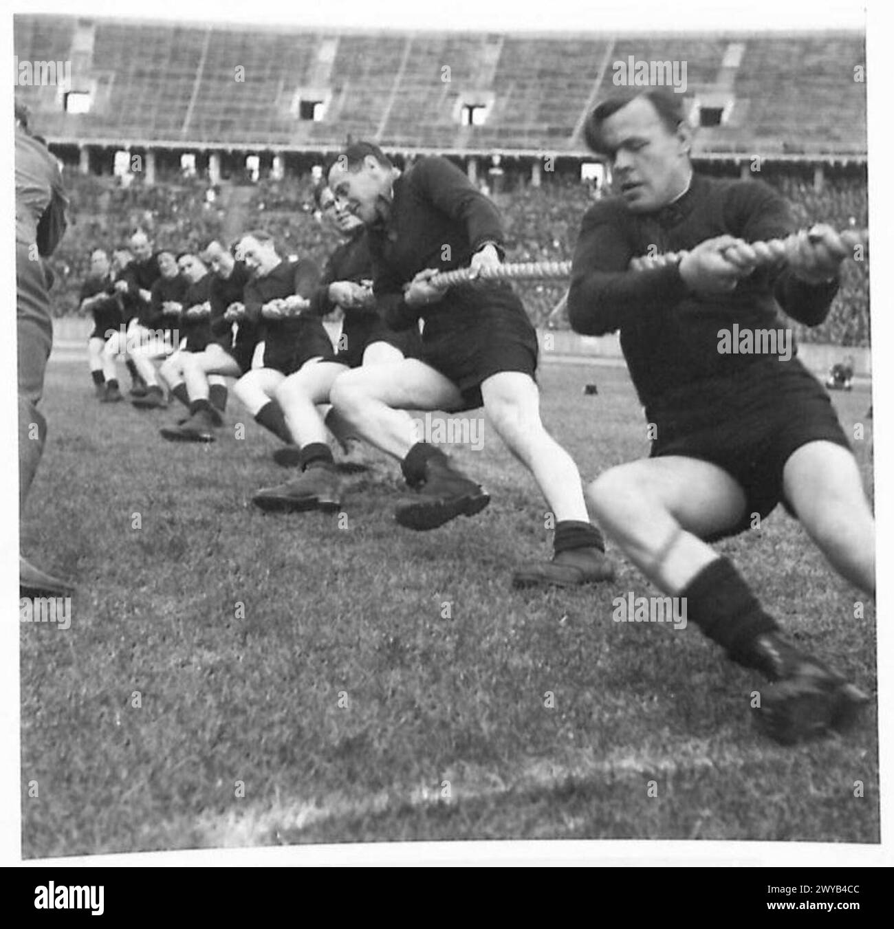 Britische und US-Truppen treten bei einem Tauziehen während eines drei-Nationen-Sporttreffens, der British Army of the Rhine, an. Stockfoto