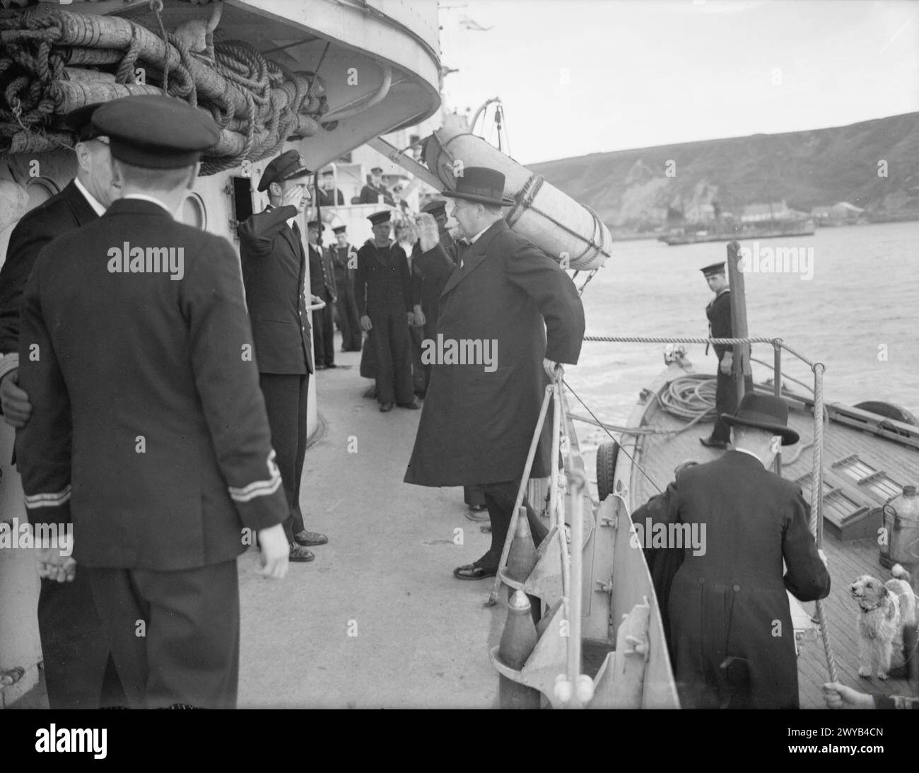 DER ERZBISCHOF VON CANTERBURY BESUCHT DIE HEIMATFLOTTE BEI SCAPA FLOW. 5. SEPTEMBER 1942. - Der Erzbischof wird begrüßt, als er an Bord des Zerstörers HMS ECLIPSE geht. , Stockfoto