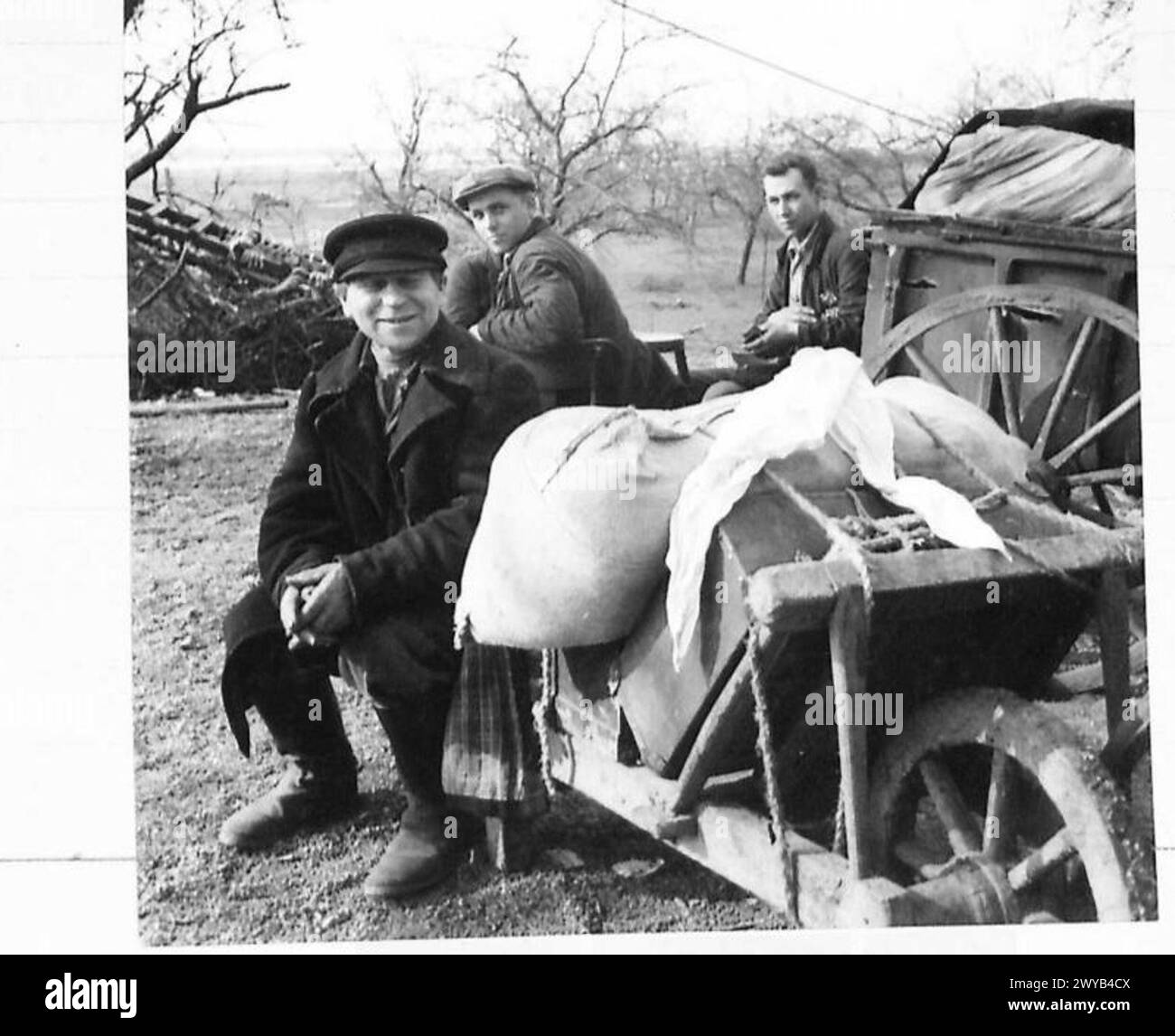 Ein russischer Soldat, der von deutschen Truppen in Stalingrad gefangen genommen wurde, sitzt mit seinen persönlichen Gegenständen und wirkt entspannt. Stockfoto