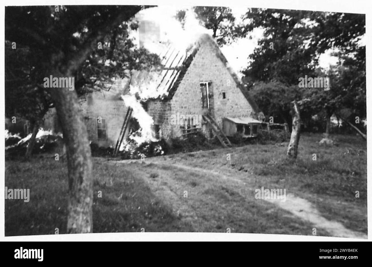 Ein Bauernhaus, das zuvor von den deutschen Truppen als Quartier genutzt wurde, brennt, nachdem sie sich während des Vormarsches südlich von Le Beny Bogage zurückgezogen hatten. Fotografisches negativ, britische Armee, 21. Armeegruppe. Stockfoto