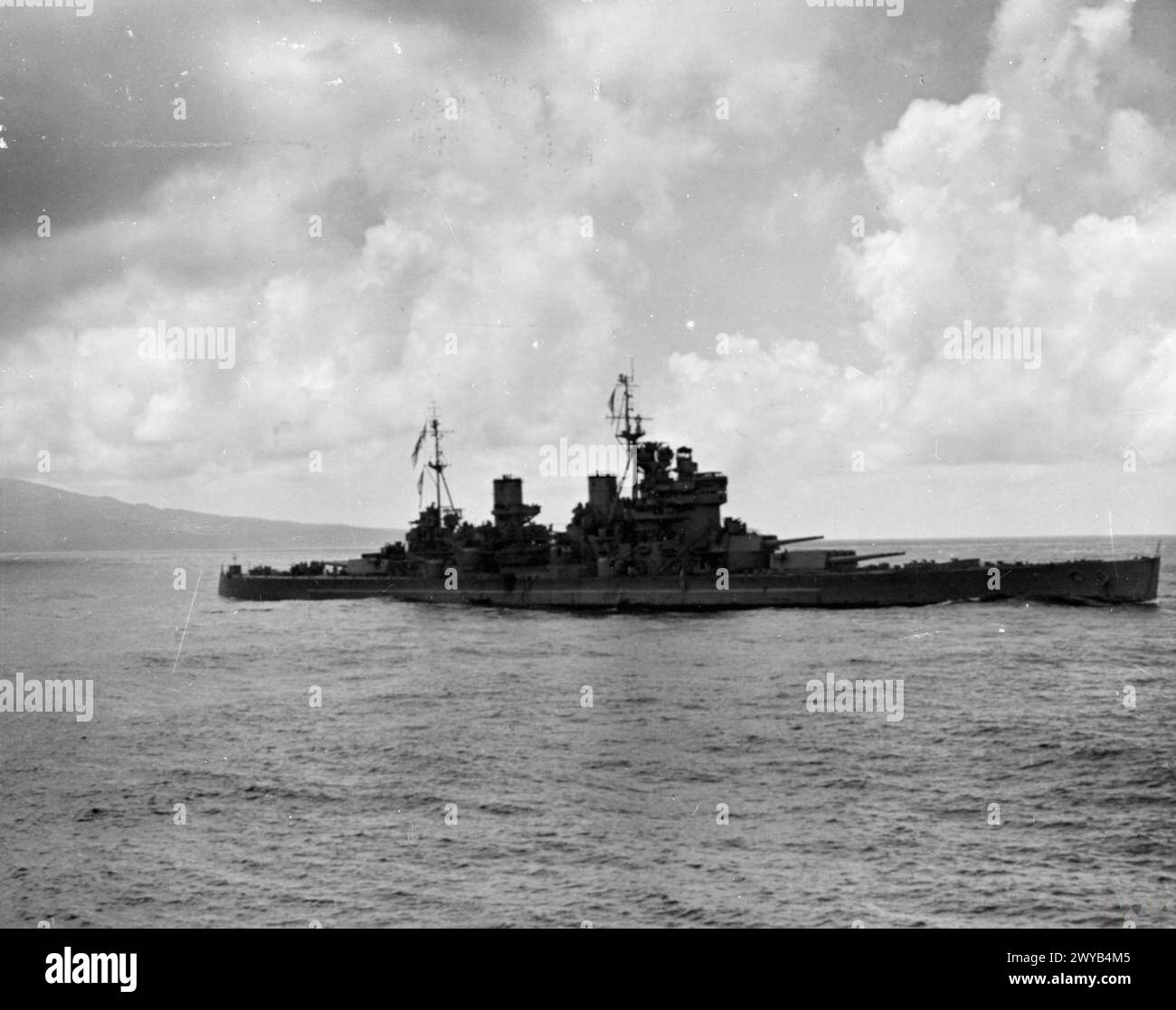 Die HMS Duke of York trifft am 28. August 1945 in Sagami Wan in Tokio ein, auf dem Weg nach Japan mit Begleitschiffen der Royal Navy, darunter der HMS Dunkerton Minensuchmaschine. Stockfoto