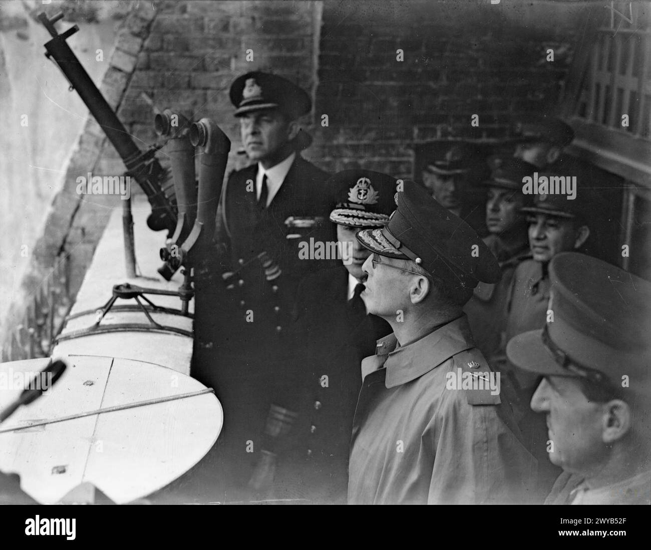 Im Oktober 1941 besucht HM der König von Griechenland Dover, begleitet vom Vizeadmiral des Hafens. Sie sind auf einem Balkon mit Blick auf das Meer zu sehen und symbolisieren die Solidarität zwischen Griechenland und Großbritannien während des Zweiten Weltkriegs Stockfoto Im Oktober 1941 besucht HM der König von Griechenland Dover, begleitet vom Vizeadmiral des Hafens. Sie sind auf einem Balkon mit Blick auf das Meer zu sehen und symbolisieren die Solidarität zwischen Griechenland und Großbritannien während des Zweiten Weltkriegs Stockfoto