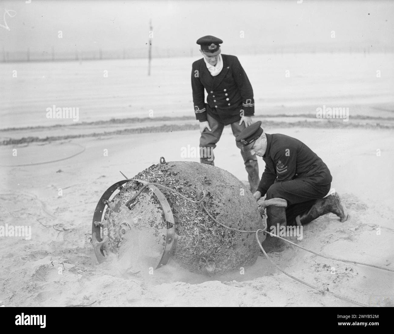 Am 25. November 1941 in Tayport, wo eine Mine nach dem Entfernen der Grundierung zum Schleppen vorbereitet wurde. Stockfoto