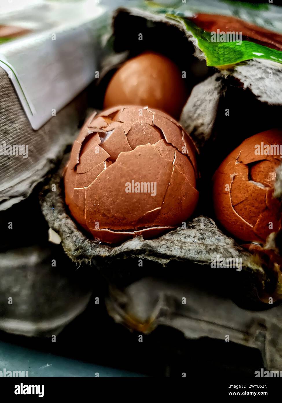 Nahaufnahme von zwei Eierschalen, die kaputt sind Stockfoto