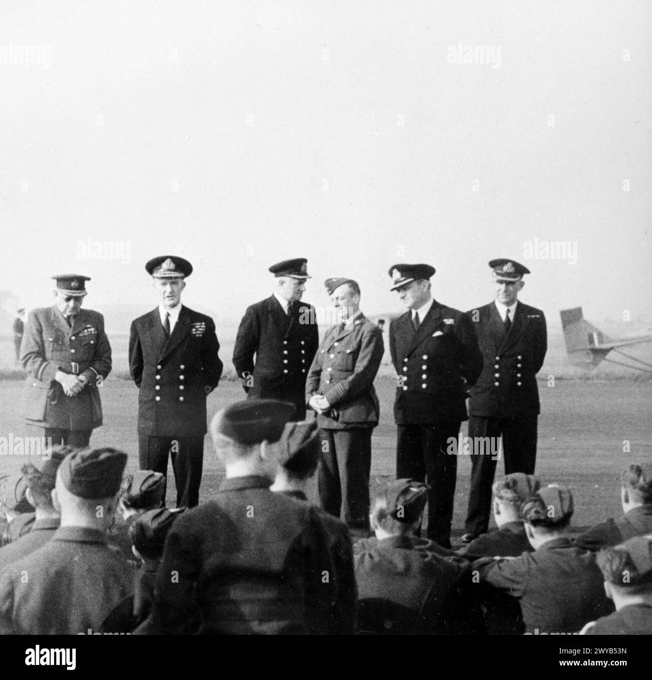 ADMIRAL ERÖFFNET EINE SEGELFLUGSCHULE AN DER ROYAL MARINEFLUGSTATION. AUGUST 1945 HMS BLACKCAP, ROYAL MARINEFLUGSTATION, STRETTON, CHESHIRE. VIZEADMIRAL SIR D BOYD, KCB, CB, DSC, ADMIRAL AIR, ERÖFFNUNG DER 187. GESCHWADER ATC GRUNDSCHULE. - Vizeadmiral Sir D W Boyd spricht an die Kadetten. Mit ihm ist Air Commodore W J Y Guilfoyle, OBE, MC, Commandant North-West (links). , Stockfoto