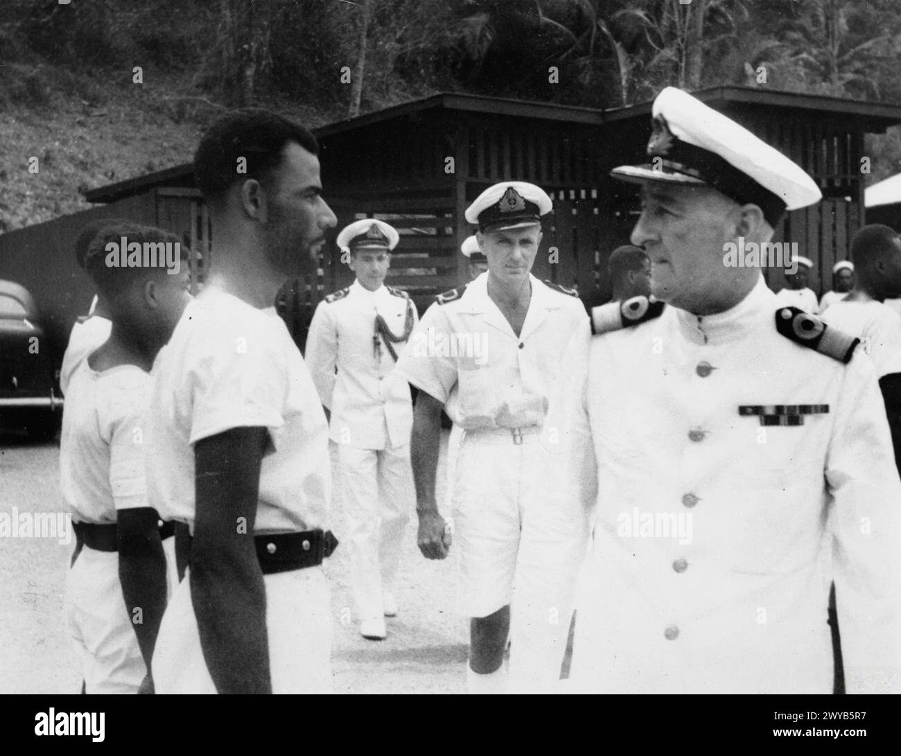 Commander P E Phillips DSO inspiziert im September 1944 Mitglieder des Trinidad Royal Naval Volunteer Reserve in der Ausbildungseinrichtung Staubles Bay. Stockfoto