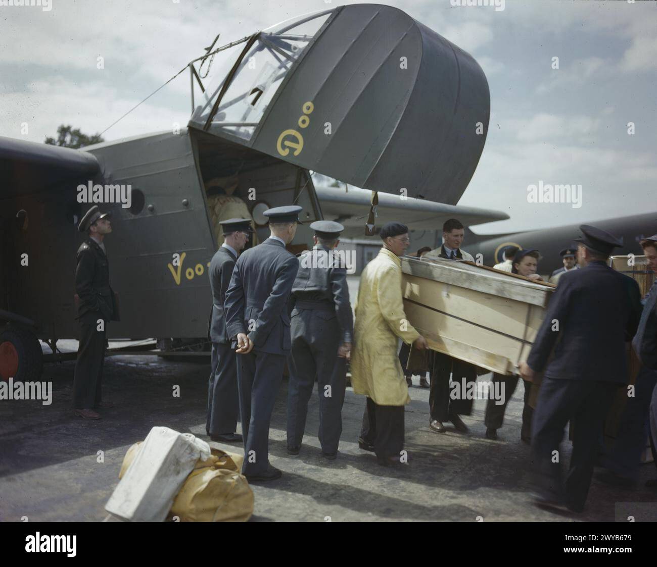 DER ERSTE SEGELFLUGZEUG, DER DEN ATLANTIK ÜBERQUERTE, am 28. JUNI 1943 – der Waco Hadrian-Segelflugzeug Voo-Doo, der erste Hadrian-Segelflugzeug, der über den Atlantik gezogen wurde, wird in Prestwick entladen. , Stockfoto