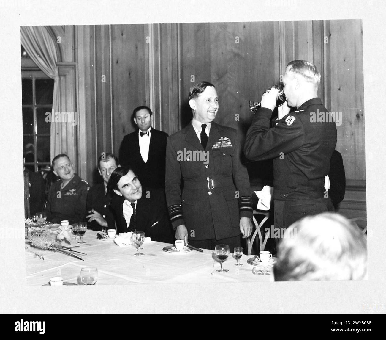 Fotografisches negativ, das die Royal Air Force in Großbritannien von 1940 bis 1945 darstellt und Flugzeuge, Personal, Basen und operative Aktivitäten während des Zweiten Weltkriegs zeigt Stockfoto