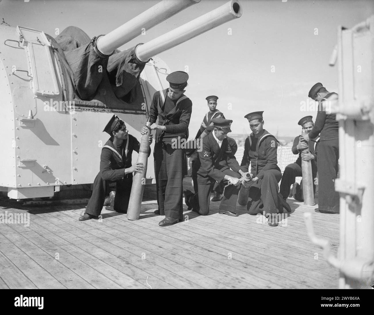 Am 12. Juni 1943 in Scapa Flow verfügt HMIS Narbada, eine Schaluppe der Indischen Marine, über ein Geschützteam, das Schüsse für den operativen Einsatz absetzt und verschmelzt. Stockfoto Am 12. Juni 1943 in Scapa Flow verfügt HMIS Narbada, eine Schaluppe der Indischen Marine, über ein Geschützteam, das Schüsse für den operativen Einsatz absetzt und verschmelzt. Stockfoto