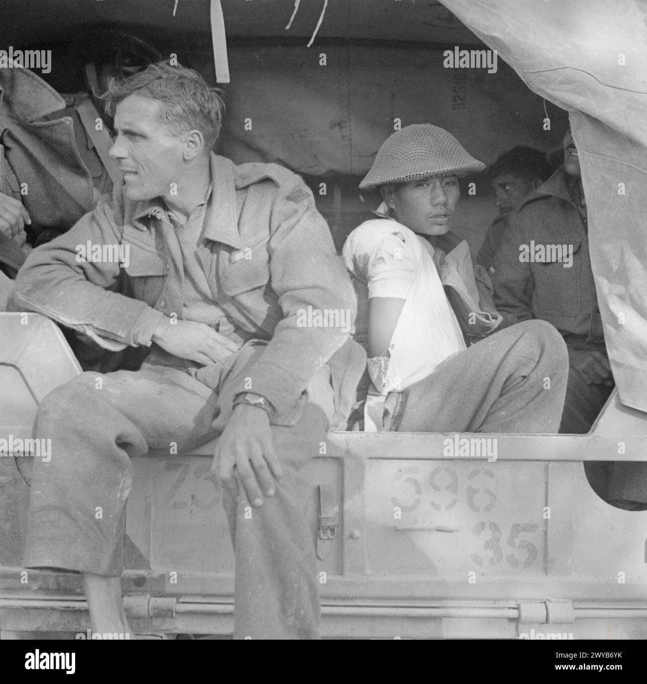 DIE BRITISCHE ARMEE IN ITALIEN 1943 – verwundete Soldaten der 8. Indischen Division wurden am 28. November 1943 in einem LKW transportiert. , Stockfoto