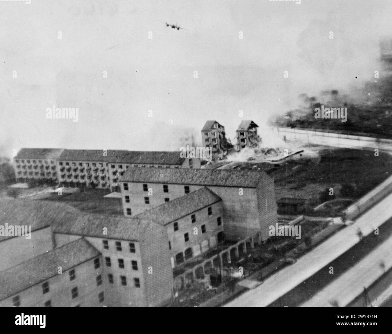 ROYAL AIR FORCE: 2. TAKTISCHE LUFTWAFFE, 1943-1945. - Der Präzisionsangriff von de Havilland Mosquito FB Mark VIS von Nr. 140 Flügel Nr. 2 auf das Gestapo-Hauptquartier von Jütland, Dänemark, an der Universität Aarhus. Eine Mücke klettert aus dem rauchbedeckten Zielgebiet, nachdem sie ihre Bomben abgeworfen hat. , Royal Air Force, Royal Air Force Film Production Unit, Royal Air Force, 2 Group, Royal Air Force, Maintenance Unit, 201 Stockfoto