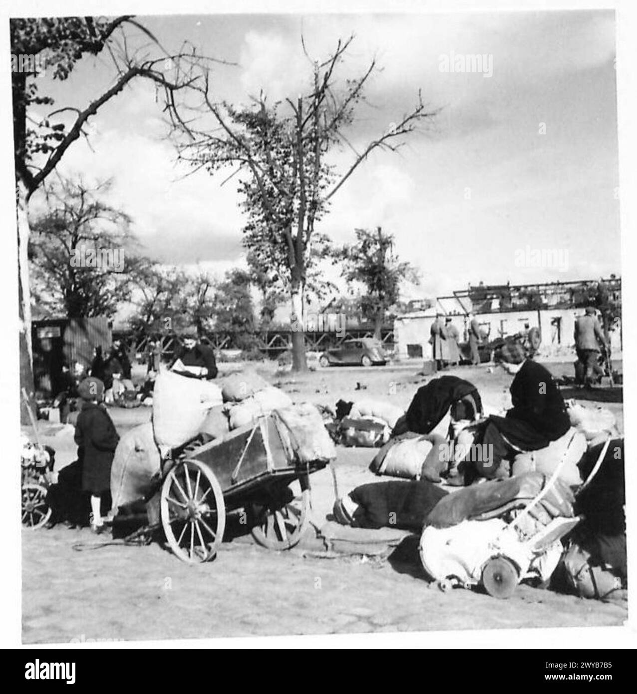 SZENEN IN BERLIN - Originalunterschrift aus der Kriegszeit: Eine Serie von Fotografien, die in Berlin aufgenommen wurden und Szenen in der verwüsteten Stadt und Vertriebenen in einem der Transitlager zeigen. Fotos für Kriegskünstler - Captain Long, südafrikanischer Kriegskünstler, und Miss Mary Kessell, britische Kriegskünstlerin. Fotografisches negativ , britische Rheinarmee Stockfoto